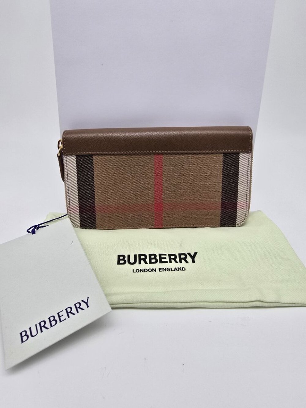 Authentic Burberry Vintage Check Zip Around Wallet NWT - Picture 3 of 10